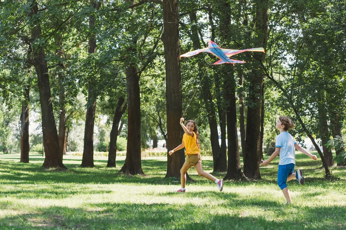 Crianças brincando no parque