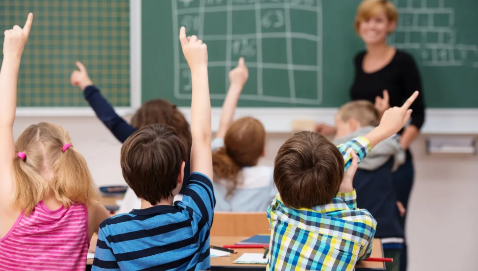 Crianças em uma sala de aula lendo uma Mensagem para Dia dos professores