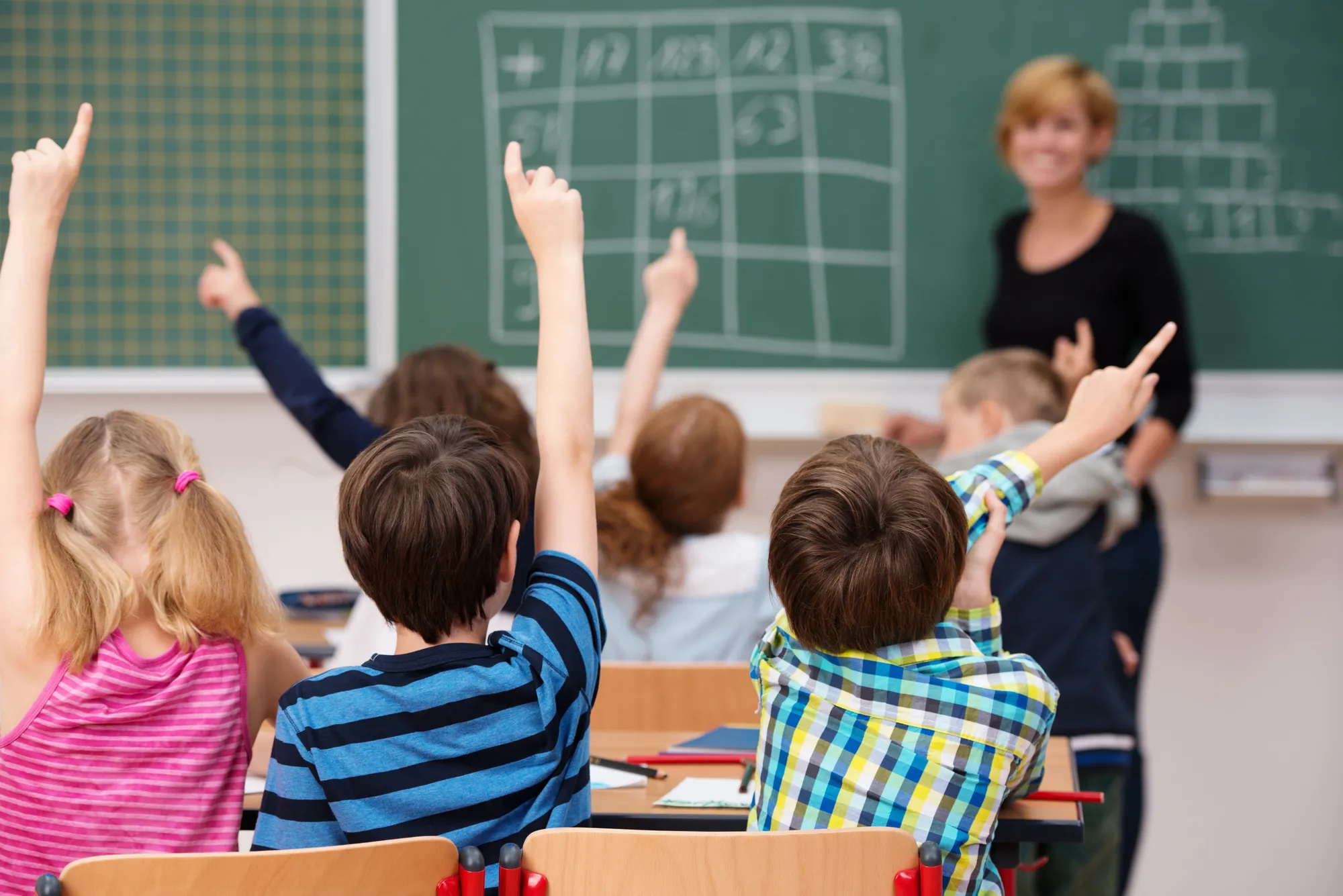 Crianças em uma sala de aula lendo uma Mensagem para Dia dos professores