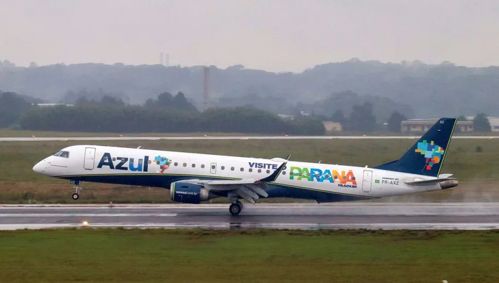 imagem mostra avião da empresa Azul decolando no Aeroporto Afonso Pena