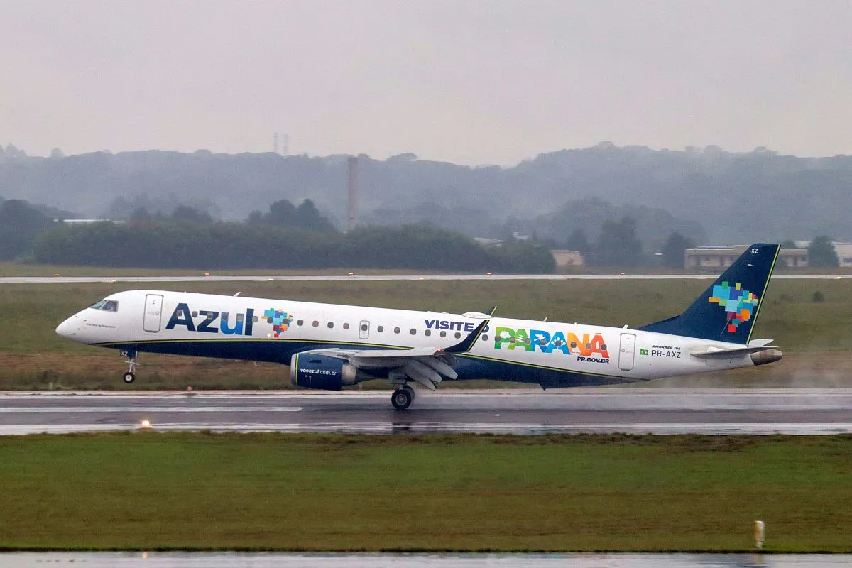 imagem mostra avião da empresa Azul decolando no Aeroporto Afonso Pena