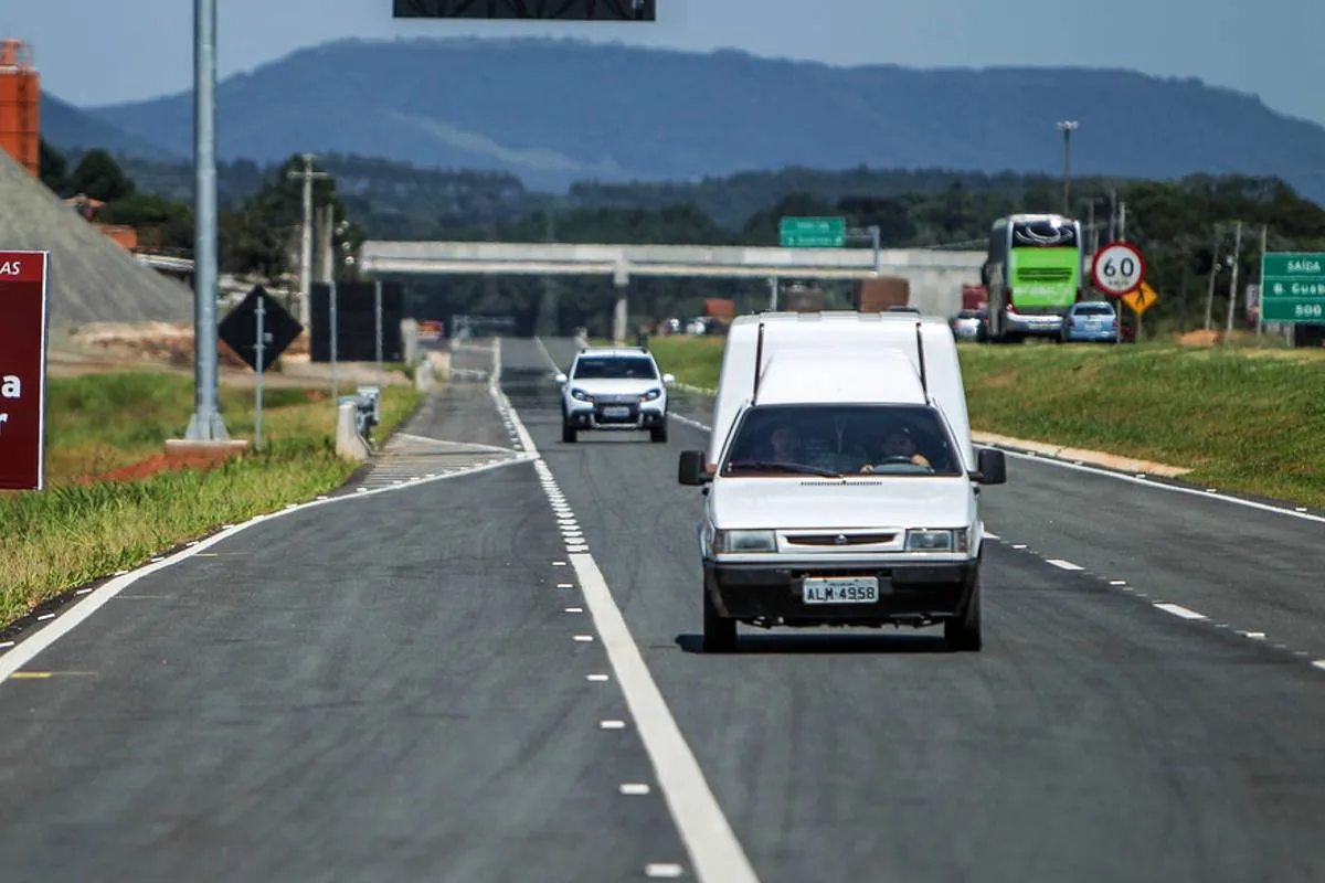 Imagem mostra um trecho da BR-277 em Campo Largo.