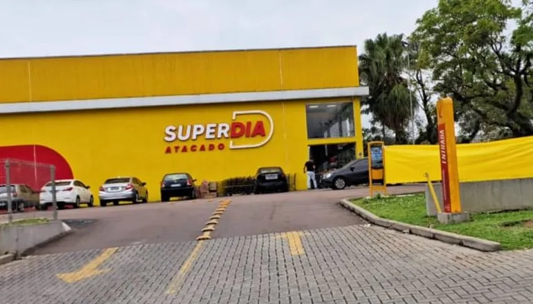 Imagem mostra a fachada de um supermercado em Curitiba.