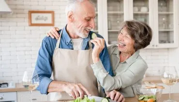 É importante assegurar a presença de vitaminas e minerais essenciais na dieta para a saúde óssea, cardiovascular e cognitiva | Foto: Shutterstock