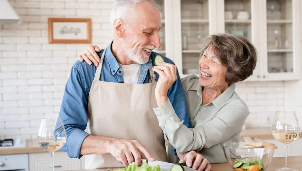 É importante assegurar a presença de vitaminas e minerais essenciais na dieta para a saúde óssea, cardiovascular e cognitiva | Foto: Shutterstock