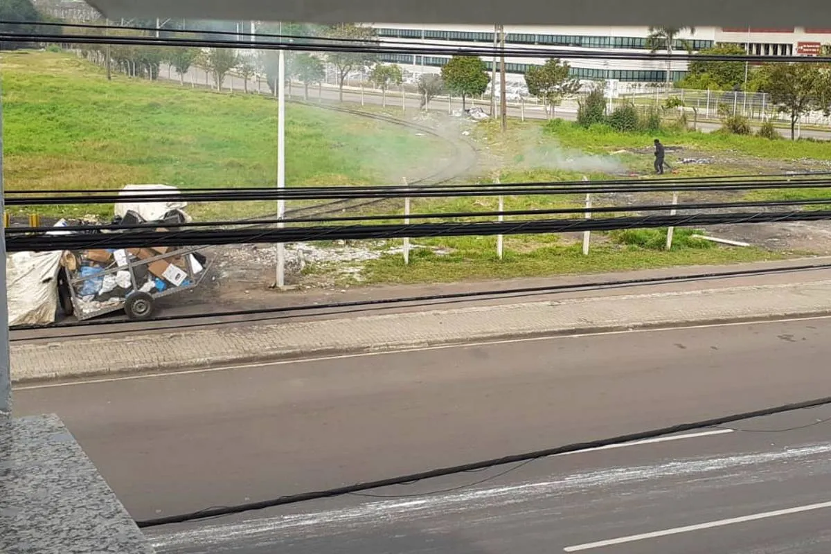 Imagem mostra queimada de fios em terreno no Centro de Curitiba