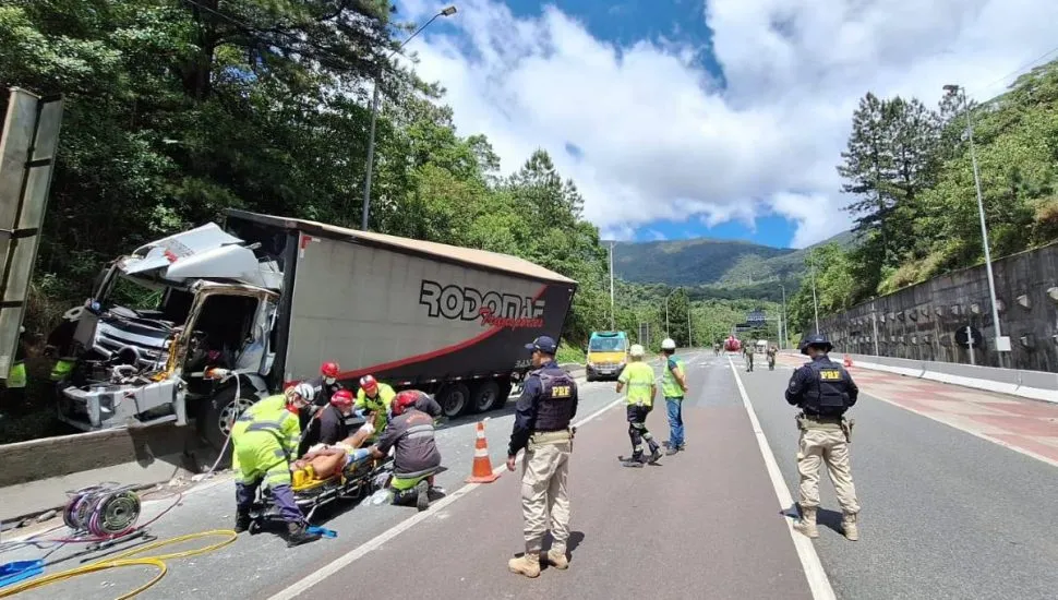 Imagem mostra um caminhão acidentado na BR-376