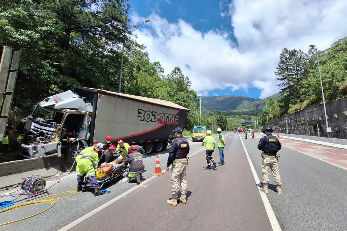 Imagem mostra um caminhão acidentado na BR-376