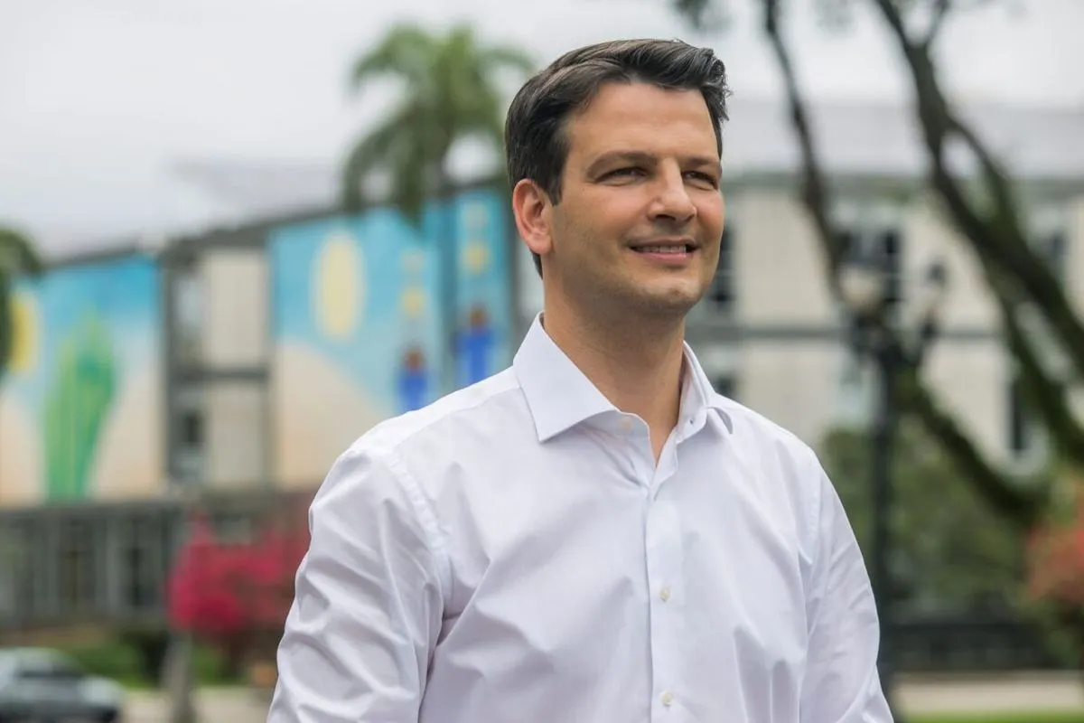 Na imagem, Eduardo Pimentel, em frente ao prédio da prefeitura, desfocado.