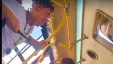 Vídeo mostra briga entre jovens dentro de ônibus em Curitiba