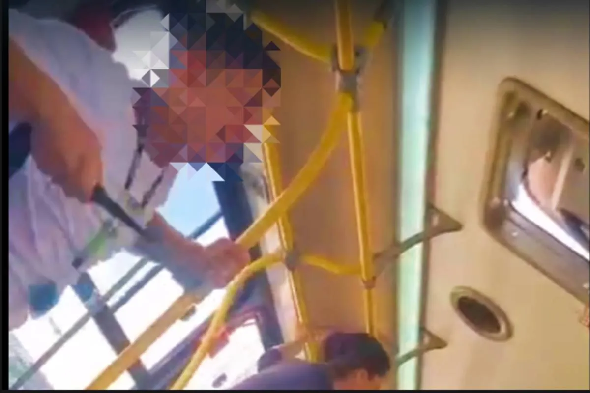 Imagem mostra um print do vídeo de uma briga dentro de um Ônibus de Curitiba.