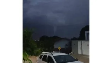 Temporal no Paraná gera imagem catastrófica com nuvem funil; Assista!