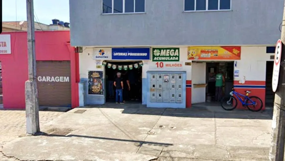 Imagem mostra a fachada de uma lotérica em Curitiba