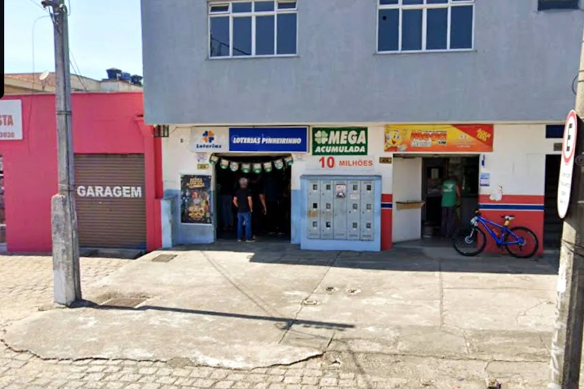 Imagem mostra a fachada de uma lotérica em Curitiba