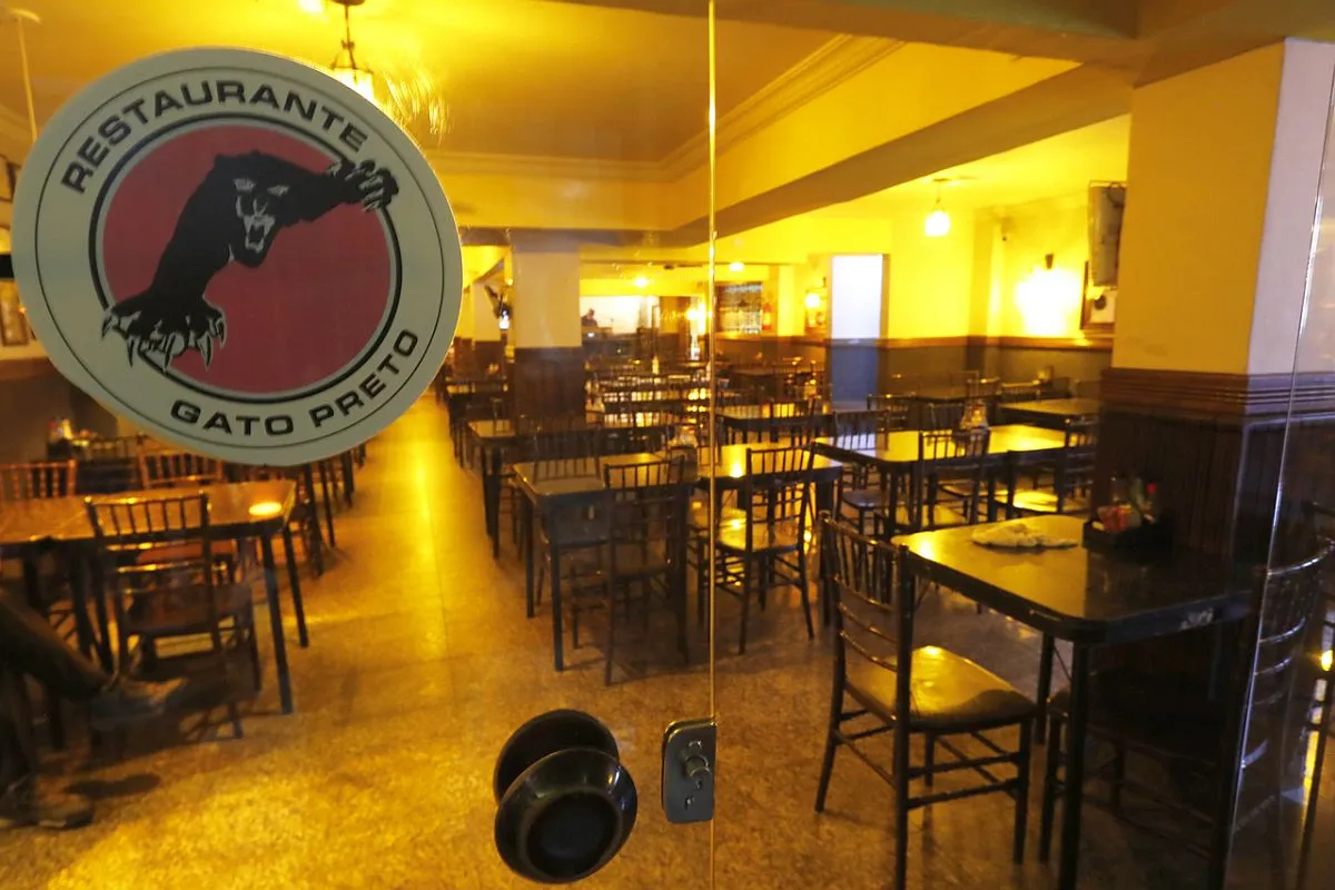 Imagem mostra salão do restaurante gato preto