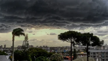 Curitiba tem alerta de tempestade com ventos de até 60 km/h hoje