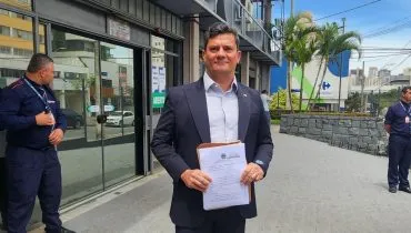 Moro mostra 'ficha limpa' em cartório de Curitiba após ser desafiado por Traiano