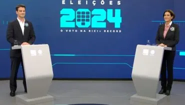 Na imagem, os candidatos Eduardo Pimentel e Cristina Graeml em um estúdio de TV, durante um debate.