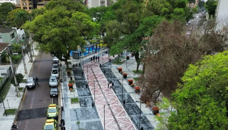 Na imagem aérea, a Praça da Ucrânia, com detalhes do nova calçada com desenhos tradicionais ucranianos.