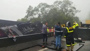 Van com atletas se envolve em acidente gravíssimo na BR-376; Nove mortes confirmadas