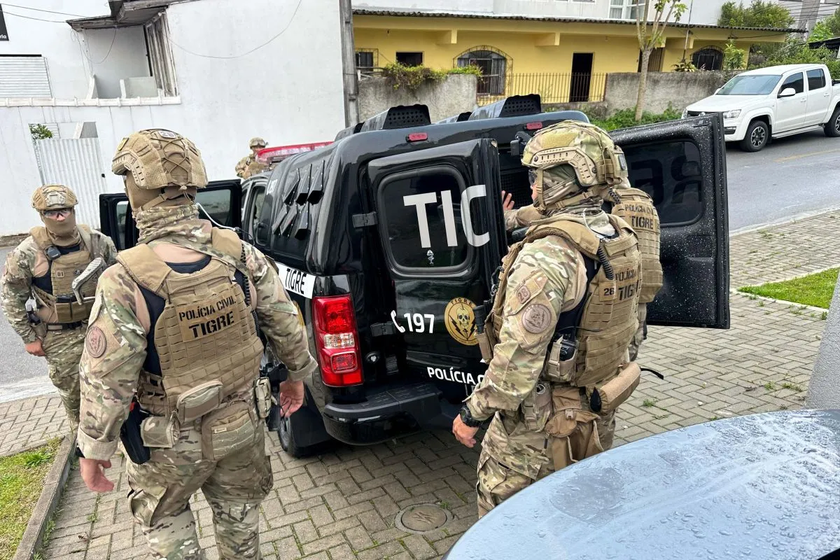 Na imagem, policiais fardados do Grupo Tigre, da Polícia Civil do PR.