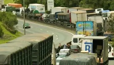 BR-376 é liberada quase 14 horas após tragédia; São mais de 22km de lentidão