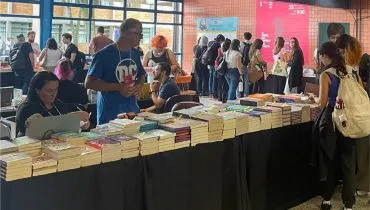 Feira de livros na PUCPR reúne títulos com descontos a partir de 40%