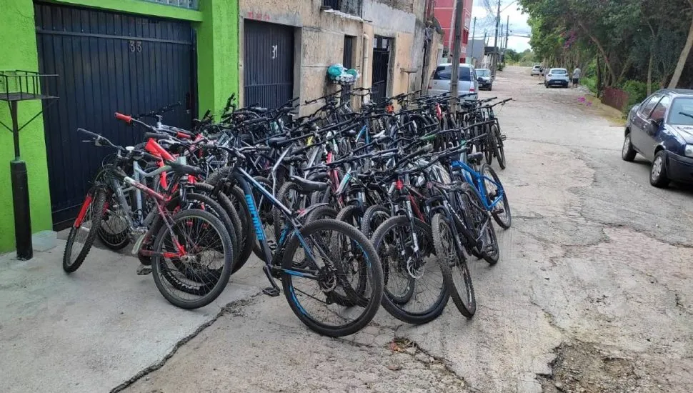 Imagem mostra 47 bicicletas recuperadas pela Polícia militar em bairro de Curitiba