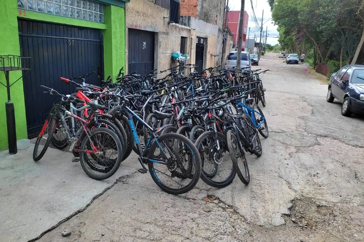 Imagem mostra 47 bicicletas recuperadas pela Polícia militar em bairro de Curitiba