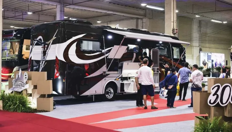 Na imagem, motorhome e pessoas em feira do setor.