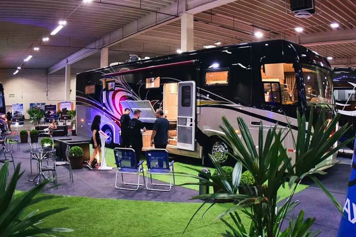 Na imagem, motorhome em feira do setor.