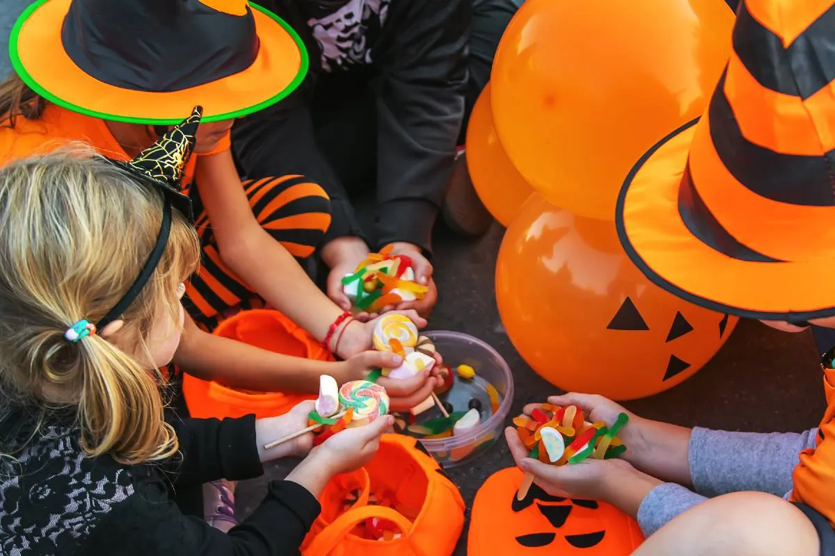 Imagem mostra crianças procurando doces no Halloween.