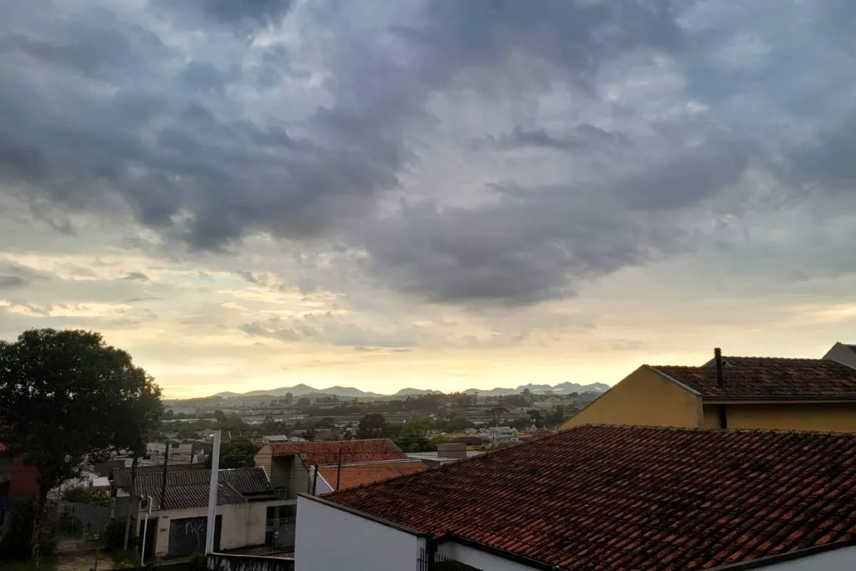 Imagem mostra o céu fechado em Curitiba, com possibilidade de chuva.