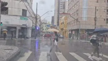 Chuva intensa em Curitiba faz 'dia virar noite' nesta quarta-feira; veja vídeo