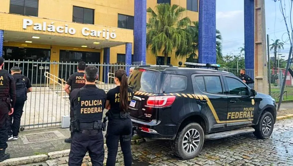 Imagem mostra uma viatura da Polícia Federal em frente à um prédio público de Paranaguá.