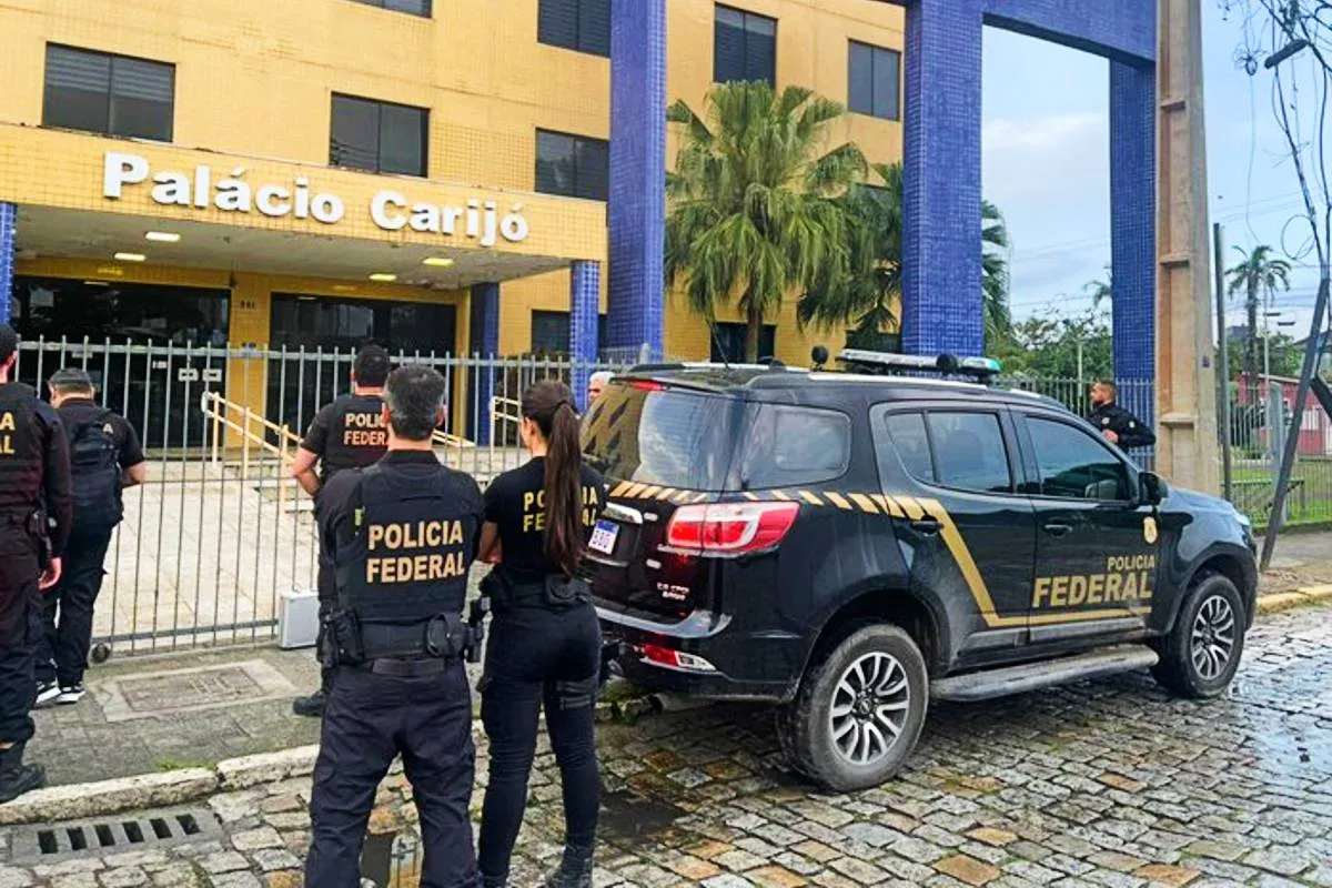 Imagem mostra uma viatura da Polícia Federal em frente à um prédio público de Paranaguá.