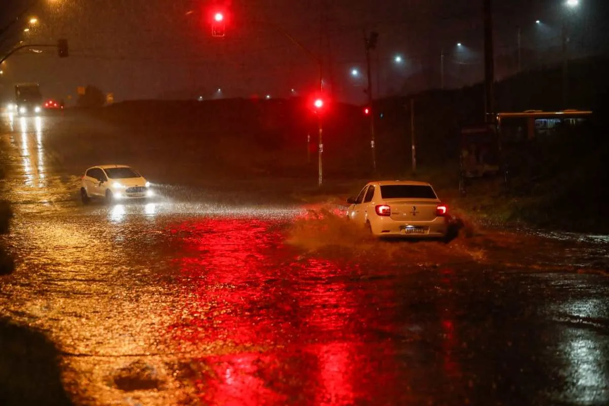 Imagem mostra um alagamento em Curitiba