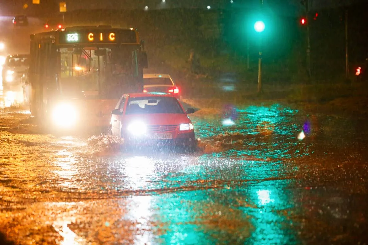 Imagem mostra um alagamento em Curitiba