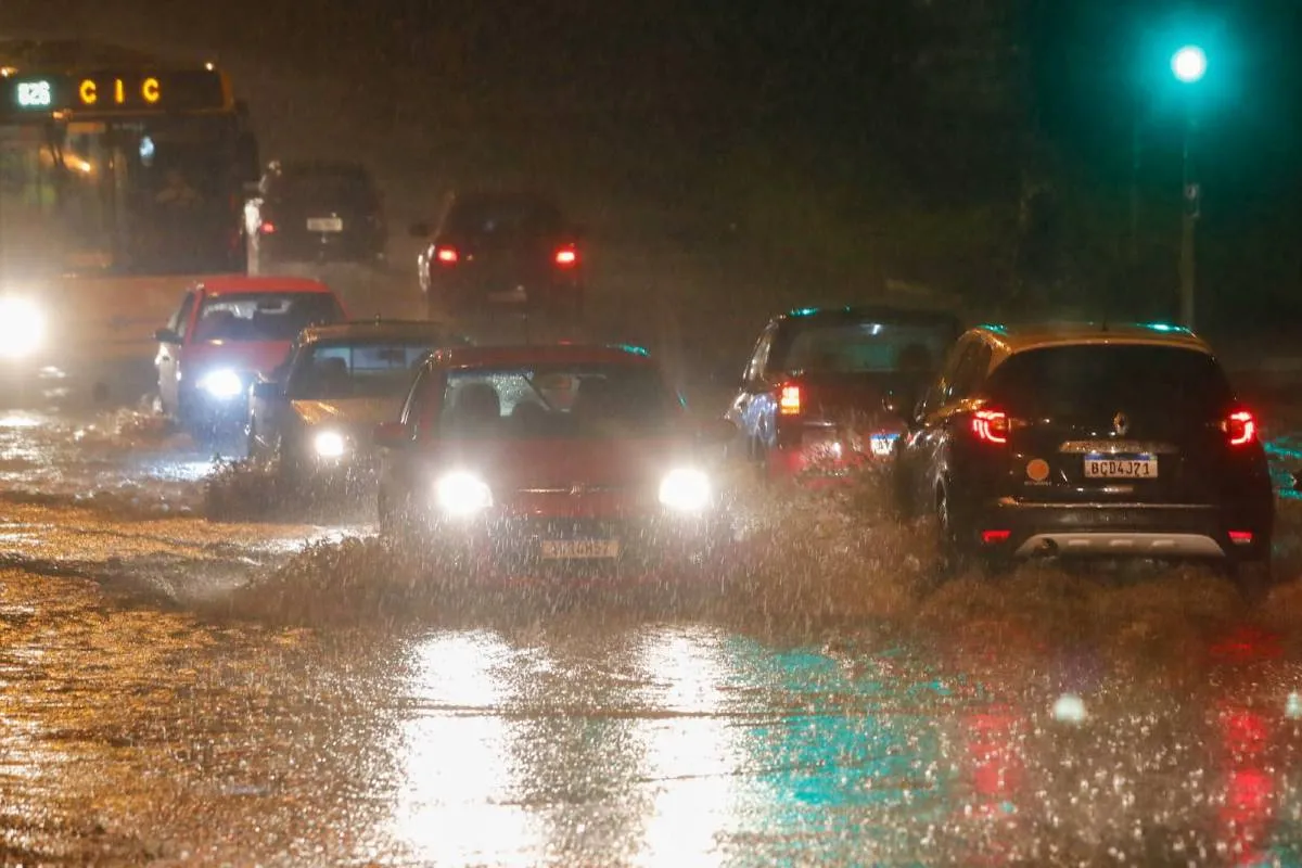 Imagem mostra um alagamento em Curitiba