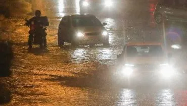 Temporal em Curitiba causa alagamento e pânico em motoristas