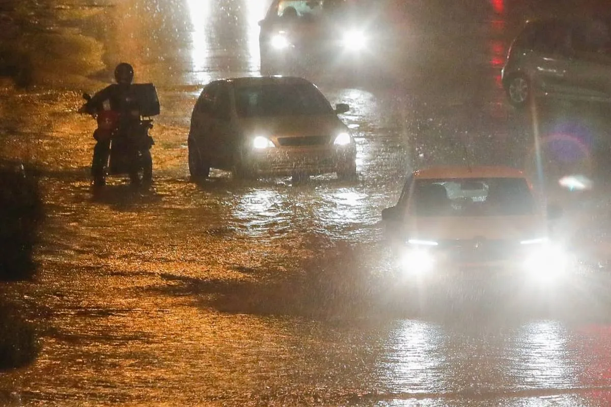 Imagem mostra um alagamento em Curitiba