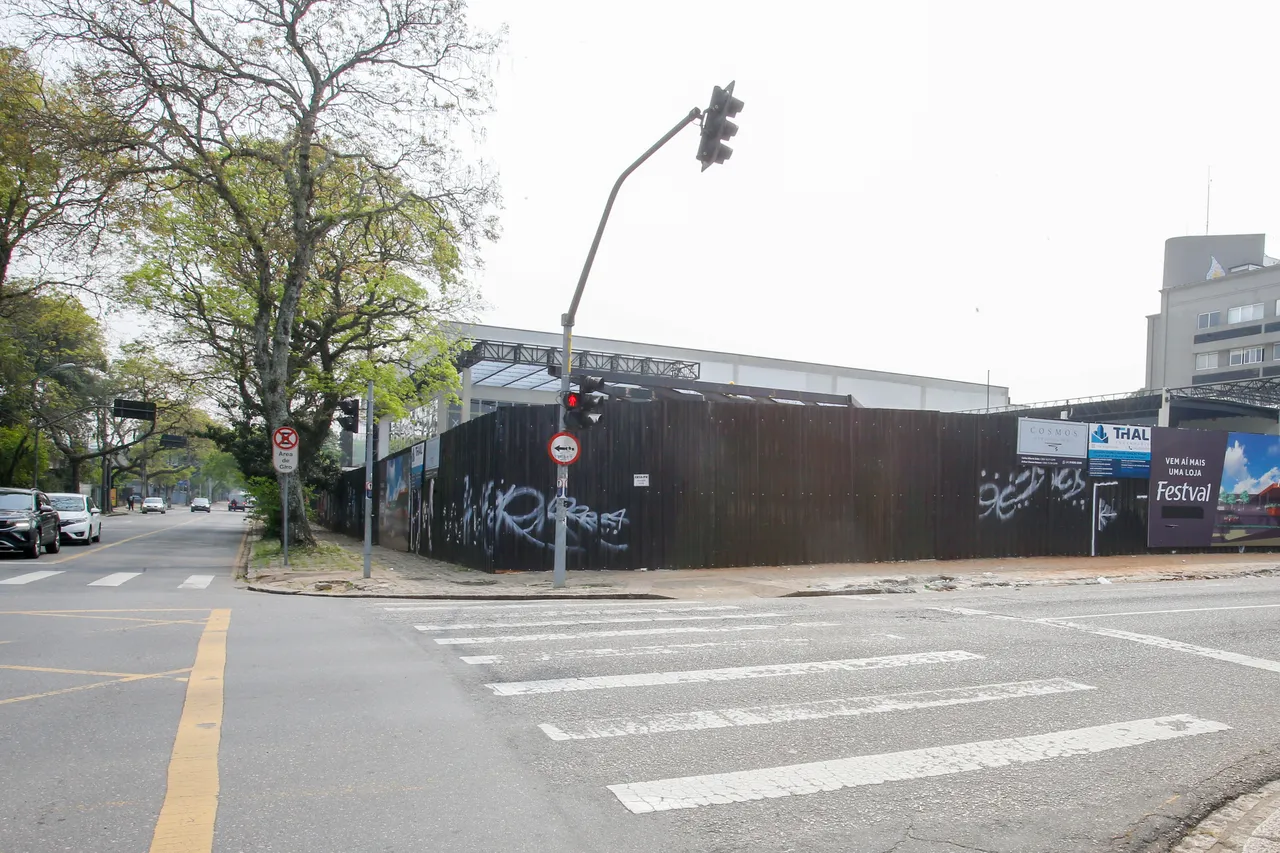 imagme mostra a esquina das ruas Itupava com Germano Mayer. Cercado por tapumes o novo sueprmercado recebe obras de finalização