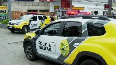 Imagem mostra viaturas da Polícia em um posto de combustíveis de Curitiba.