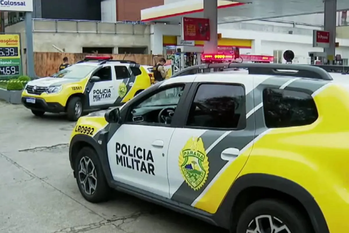 Imagem mostra viaturas da Polícia em um posto de combustíveis de Curitiba.