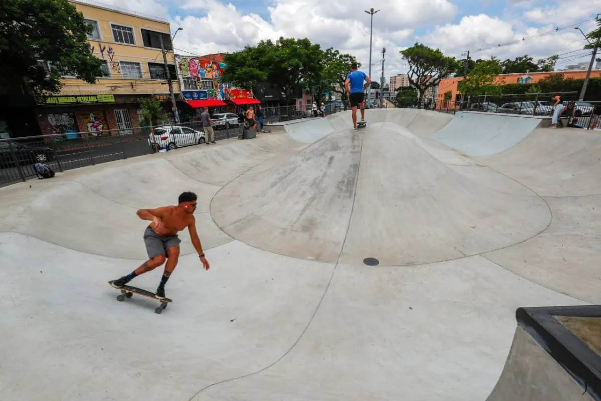 Imagem mostra a nova Praça do Gaúcho, em Curitiba.