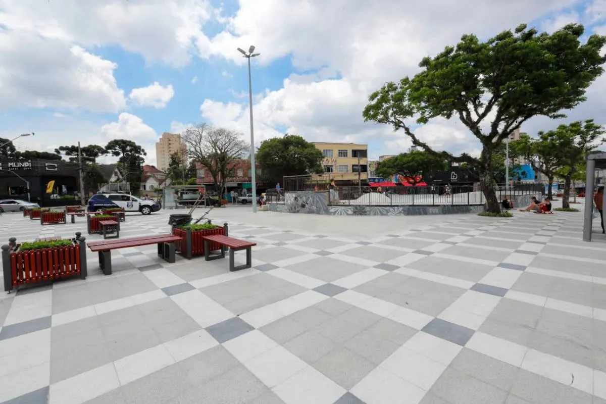 Imagem mostra a nova Praça do Gaúcho, em Curitiba.