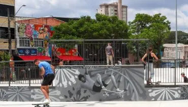 Imagem mostra a nova Praça do Gaúcho, em Curitiba.