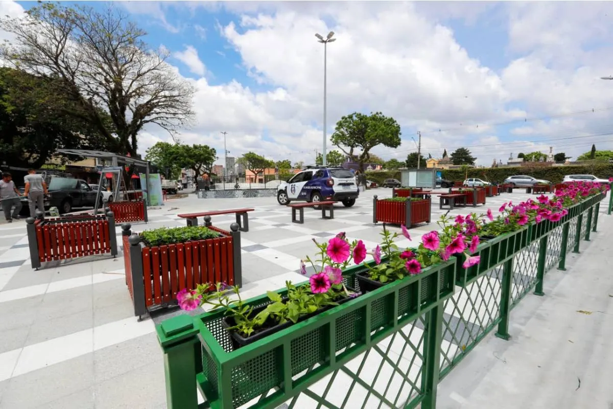 Imagem mostra a nova Praça do Gaúcho, em Curitiba.