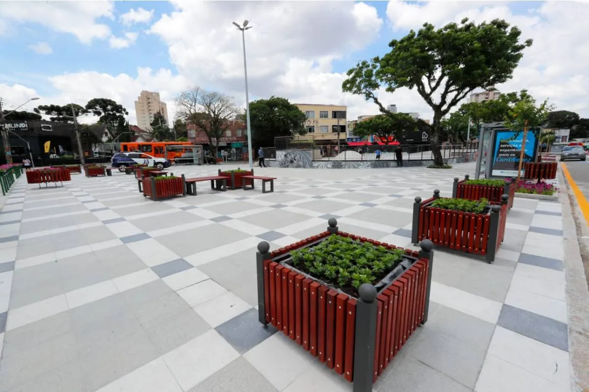 Imagem mostra a nova Praça do Gaúcho, em Curitiba.