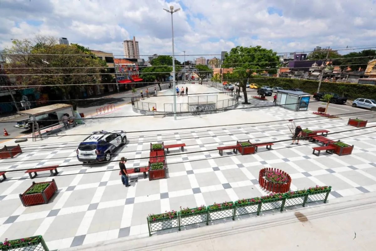 Imagem mostra a nova Praça do Gaúcho, em Curitiba.